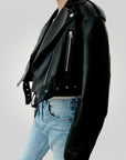Kurze Lederjacke Damen Schwarz mit Elegantem Revers - Nordic Boutique & Co.